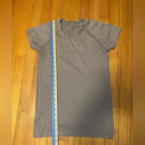Lululemon Swiftly Tech Short-Sleeve Shirt
Hip Length unsure of size (f6 - Picture 6 of 8